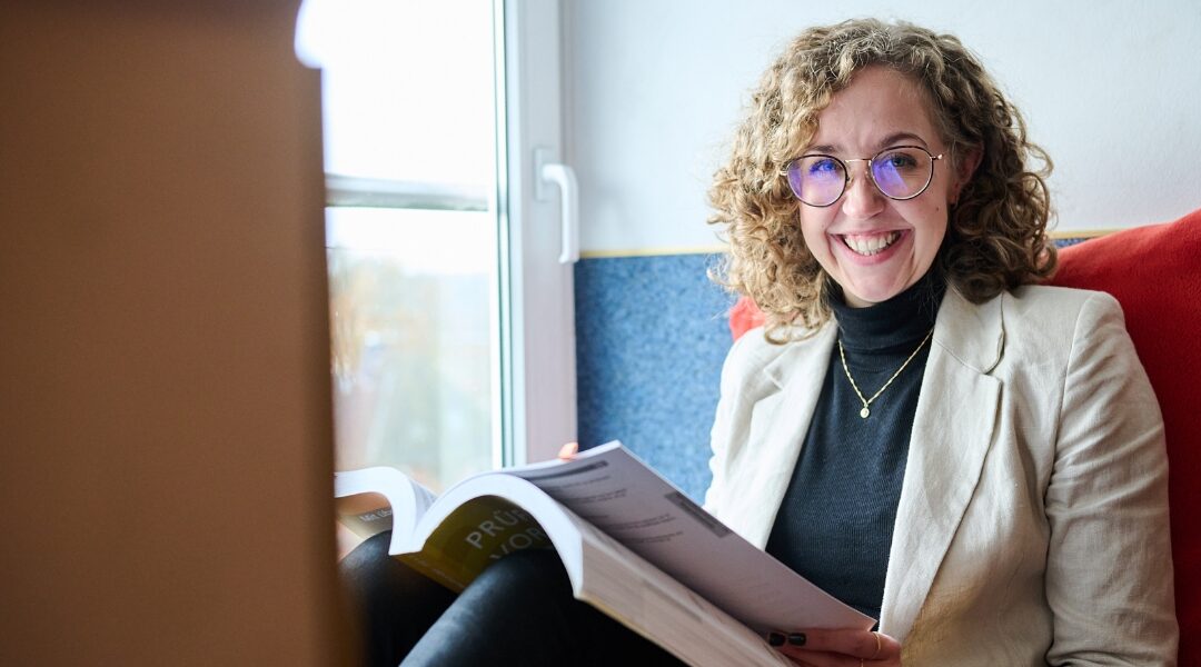 Sennika Apel zeigt Jugendlichen am BBZ Rendsburg Wege für die Zeit nach der Schule